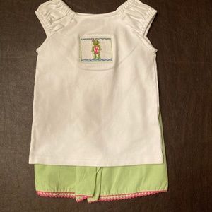 Smocked Giraffe Girls 2 pc green gingham short set. Size 6